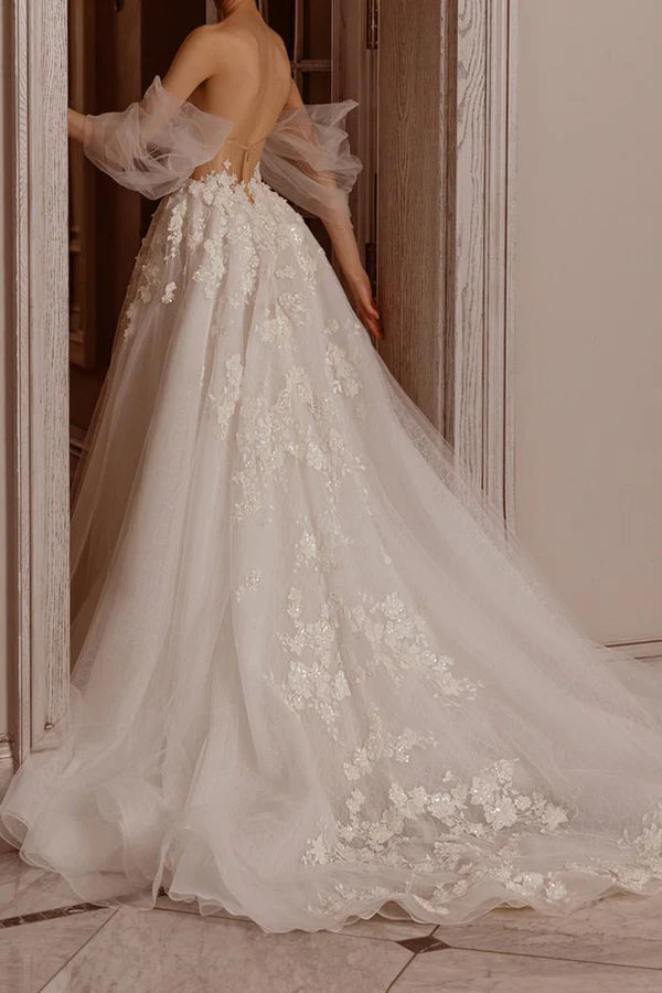 Abito da sposa in stile country con scollo a cuore e applicazioni in pizzo
